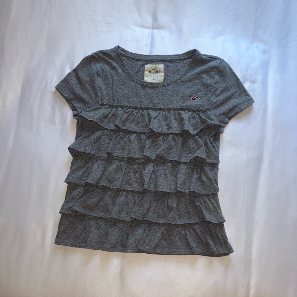 Hollister Gray Ruffled Short Sleeve Tee Size Medium from the 2010s